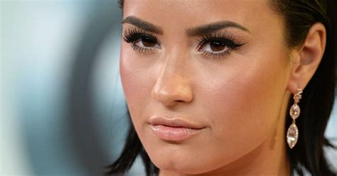 Demi Lovato Poses Nude in Unretouched Vanity Fair Photo。